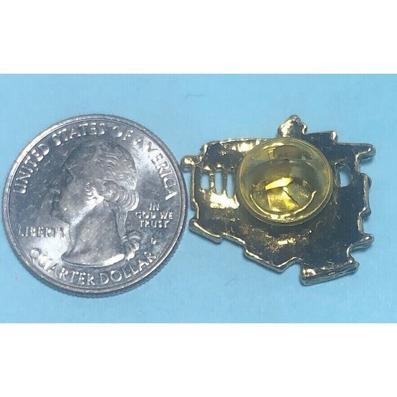 San Francisco CABLE CAR ,Gold-tone Souvenir Pin w/ Card - Picture 3 of 3